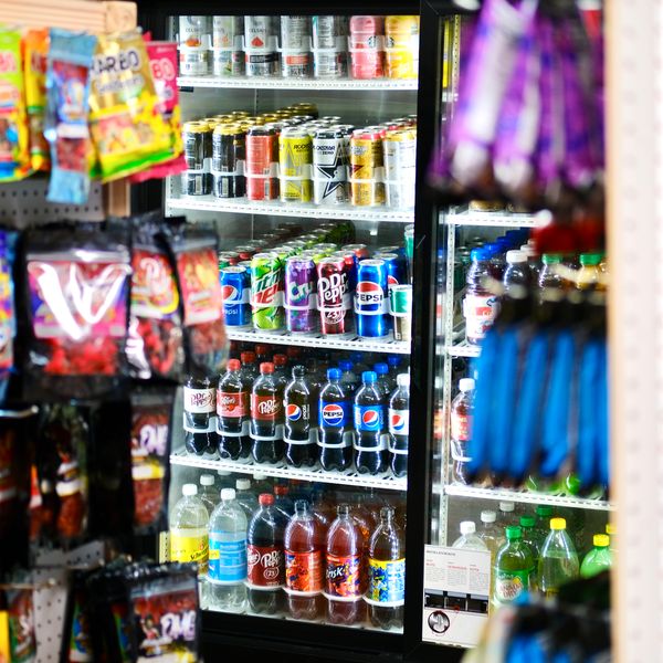 Estante refrigerado con gaseosas y bebidas