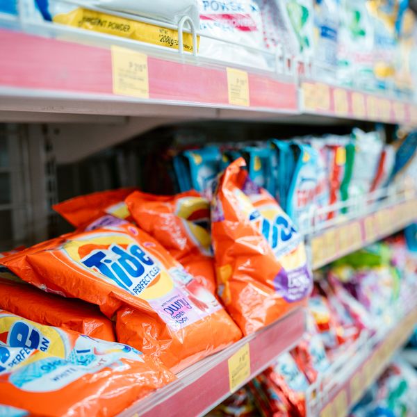 Estante de productos de limpieza con detergentes