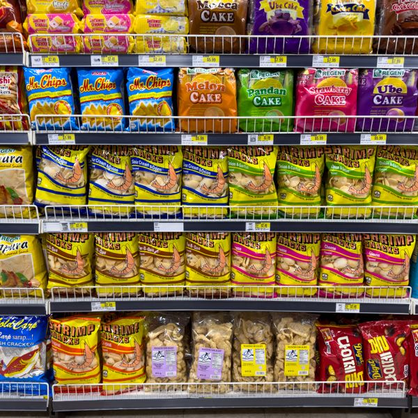 Estante de snacks y papas fritas en bolsa